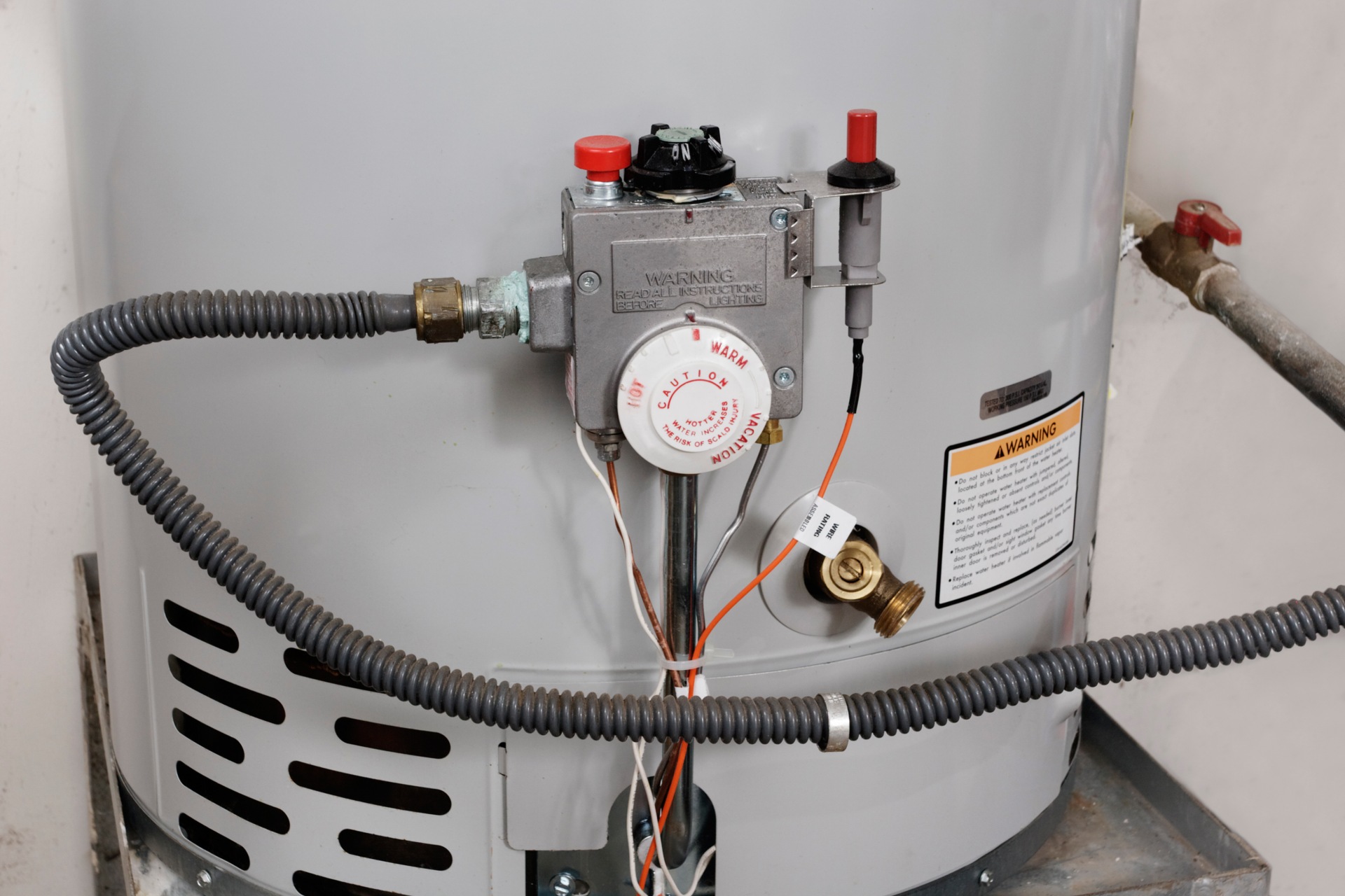 Temperature controls on a water heater tank